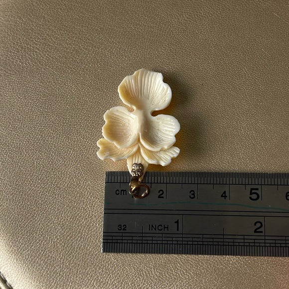 Ivory Flower Pendant - Picture 5 of 5